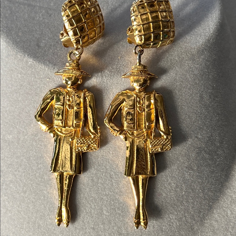 Very rare mademoiselle standing sillouette earring